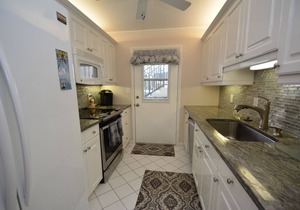 Front unit overlooking Moorings bay - 7 min walk to the Beach. 2 boat slips
