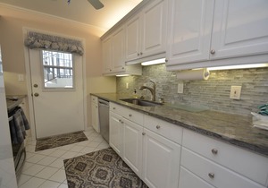 Front unit overlooking Moorings bay - 7 min walk to the Beach. 2 boat slips