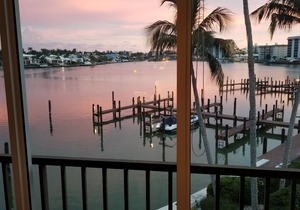 Front unit overlooking Moorings bay - 7 min walk to the Beach. 2 boat slips
