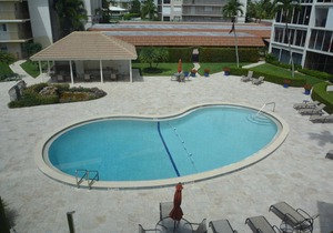 Front unit overlooking Moorings bay - 7 min walk to the Beach. 2 boat slips