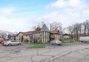 Frontdesk | 1 BR in Roseland near ND