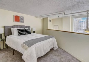 Frontdesk | 1 BR Loft Apt Near Center City