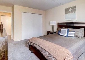 Frontdesk | Bright 1 BR in Washington Square