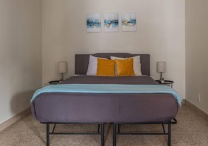 Frontdesk | Simple 1BR Apt near Downtown