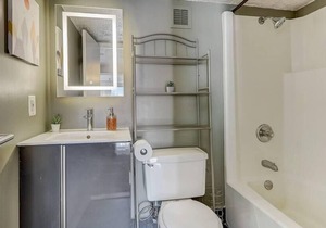 Frontdesk | Spacious 1 BR in Midtown