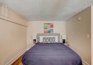 Frontdesk | Sunny 1 BR in Washington Square West