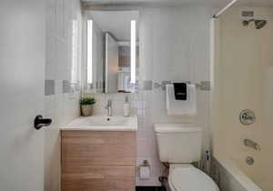Frontdesk | Sunny 1 BR in Washington Square West