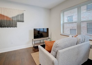 Frontdesk | Walnut Hills Spacious Studio