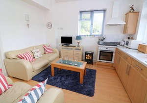 GILLY'S COTTAGE, pet friendly, country holiday cottage in Hope Cove