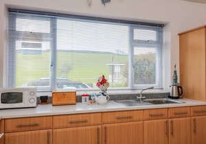 GILLY'S COTTAGE, pet friendly, country holiday cottage in Hope Cove