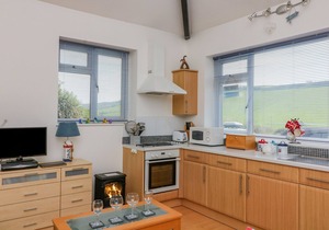 GILLY'S COTTAGE, pet friendly, country holiday cottage in Hope Cove