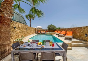 Gladjola Holiday Home