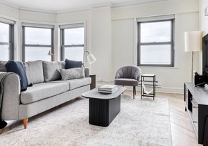 Gorgeous Gold Coast 2BR w/ Doorman & Gym, 2 blocks to L, by Blueground