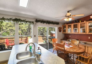Gorgeous & Historic 3 BR Log Cabin w/ Forest Views / 20 minutes from Flagstaff