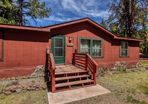 Gorgeous & Historic 3 BR Log Cabin w/ Forest Views / 20 minutes from Flagstaff