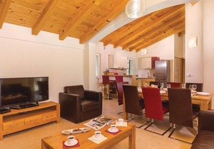 Gorgeous home in Rezanci with jacuzzi