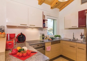 Gorgeous home in Rezanci with jacuzzi