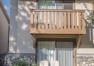 Great 1(plus) bedroom downstairs condo. This is the best location in Ketchum!