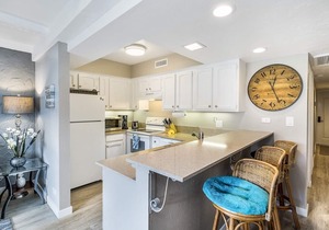 🏖️Great Location | Modern Island Condo | AC Included
