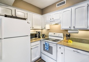 🏖️Great Location | Modern Island Condo | AC Included