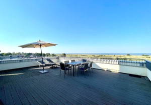 Great penthouse with 54 sqm roof terrace, sea view, sauna and hot tub! -