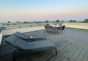 Great penthouse with 54 sqm roof terrace, sea view, sauna and hot tub! -
