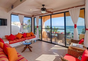 Great Value on the Beach! Cheerful and comfy third level condo with big views
