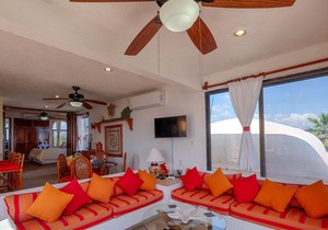 Great Value on the Beach! Cheerful and comfy third level condo with big views