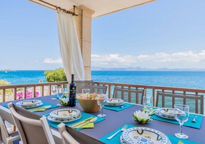 GREAT VILLA IN FRONT OF THE SEA AND SPECTACULAR VIEWS TO THE BAY