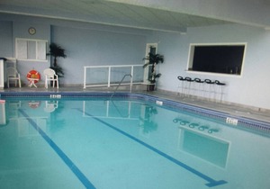 Ground Floor Lakefront Condo- Indoor Pool, Private Beach, Balcony