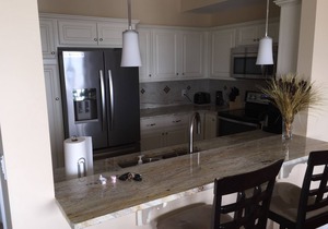 Ground Floor Lakefront Condo- Indoor Pool, Private Beach, Balcony