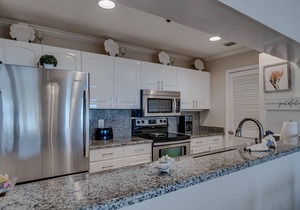 Ground Level! BOOK NOW~Easy Access to Awesome Amenities! Beautiful Unit!