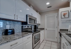 Ground Level! BOOK NOW~Easy Access to Awesome Amenities! Beautiful Unit!