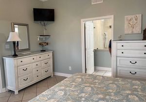 Ground Level! BOOK NOW~Easy Access to Awesome Amenities! Beautiful Unit!