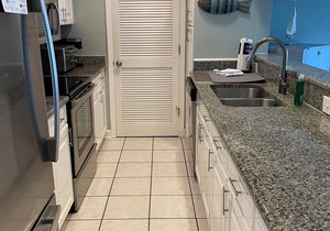 Ground Level! BOOK NOW~Easy Access to Awesome Amenities! Beautiful Unit!