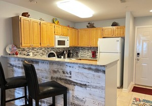 Ground Level Condo w/Two Bedrooms Sleeps 4 w/Pool & Parking