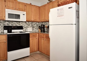 Ground Level Condo w/Two Bedrooms Sleeps 4 w/Pool & Parking