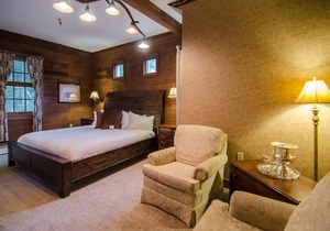 Ground-level Spacious King Bed Room Bed&Breakfast in Downtown Shelburne! BOS