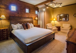 Ground-level Spacious King Bed Room Bed&Breakfast in Downtown Shelburne! BOS