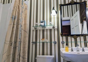 Ground-level Spacious King Bed Room Bed&Breakfast in Downtown Shelburne! BOS