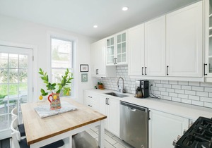 Guest Apartment in Row Home with Backyard Patio