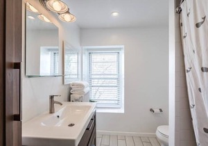 Guest Apartment In Row Home With Backyard Patio