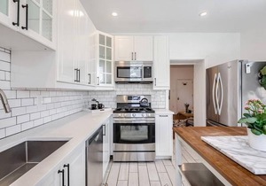 Guest Apartment In Row Home With Backyard Patio