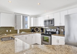 Gulf Front Beach Club - Renovated Corner Condo, Direct Gulf Views! Pool, WIFI