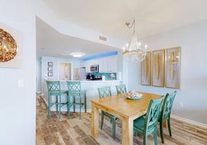 Gulffront Condo W/Furnished Deck, Beach Access, Fast WiFi & Shared Pool/Hot Tub