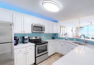 Gulffront Condo W/Furnished Deck, Beach Access, Fast WiFi & Shared Pool/Hot Tub