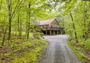 Half Moon by AvantStay 4BR Cabin w Large Deck Yard w Patio Outdoor Dining