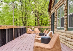 Half Moon by AvantStay 4BR Cabin w Large Deck Yard w Patio Outdoor Dining