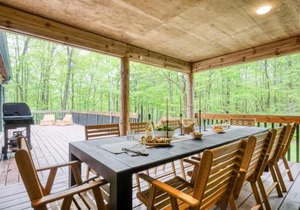 Half Moon by AvantStay 4BR Cabin w Large Deck Yard w Patio Outdoor Dining
