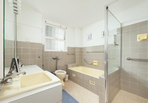 HARBOUR FRONT SINGLE LEVEL APARTMENT